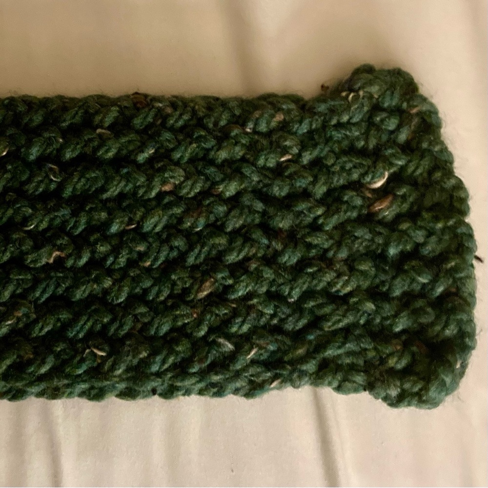 Handmade elegant green knit scarf for adults - Picture 3 of 6